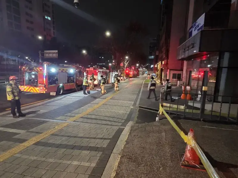 화재 신고 뒤 소방차가 출동한 건물 앞 도로