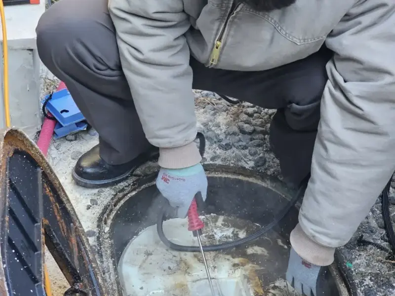 계량기 상태를 확인하는 현장 담당자