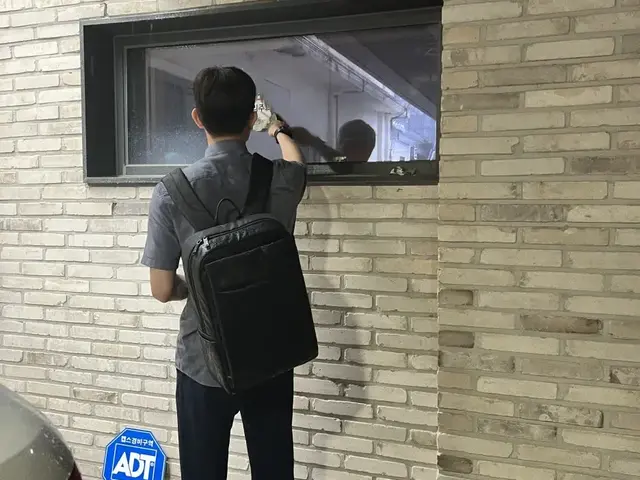 건물 외부 창호를 점검하는 현장 담당자