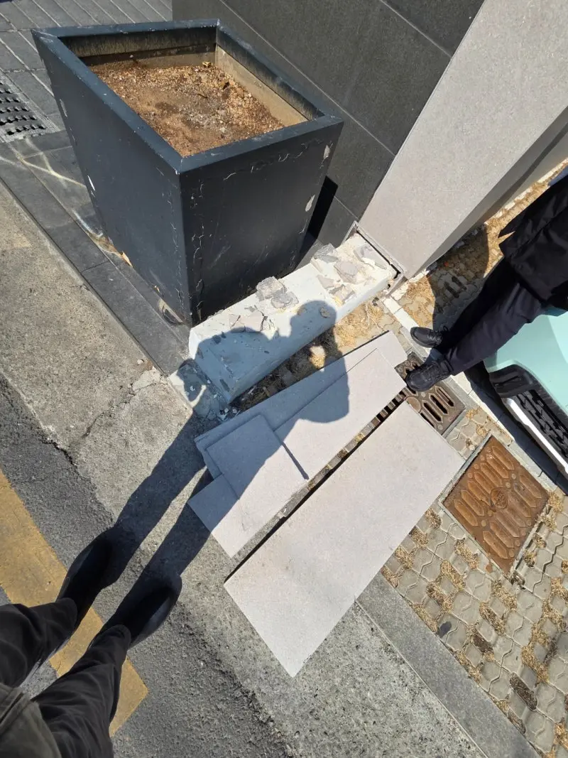 차량 담장 파손 확인과 볼라드 설치 사례 현장 대표사진