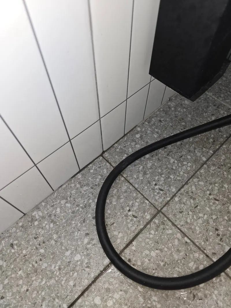 누수 직후 물기가 남은 화장실 바닥
