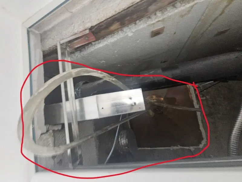 천장 내부에서 확인한 물받이와 연결되지 않은 드레인 호스