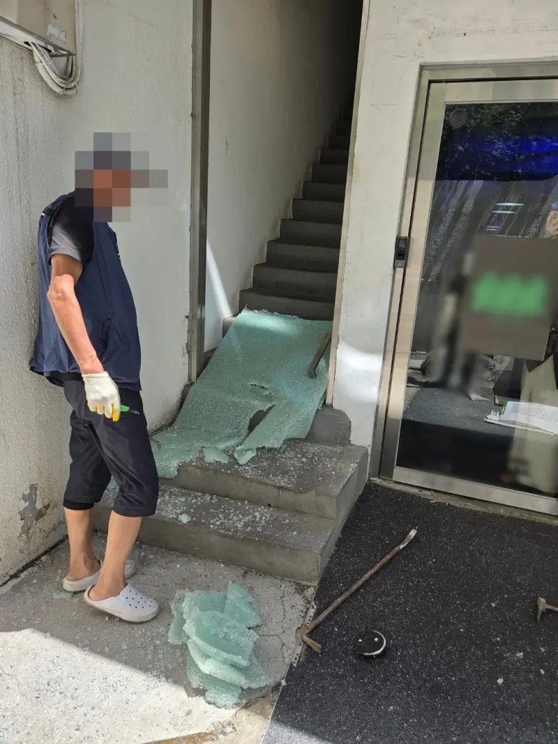 성수동 출입문 파손 후 강화유리 교체 사례 현장 대표사진